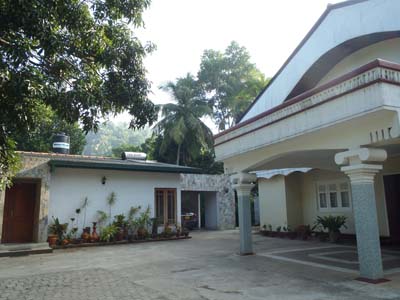 �z�e���g���s�J�[�i�̖{�قƕʊ�