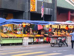 �z�e���̑O�Ƀt���[�c�̉��䂪����